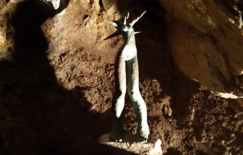 Plastiky sochaře Drdy zdobí jeskyni