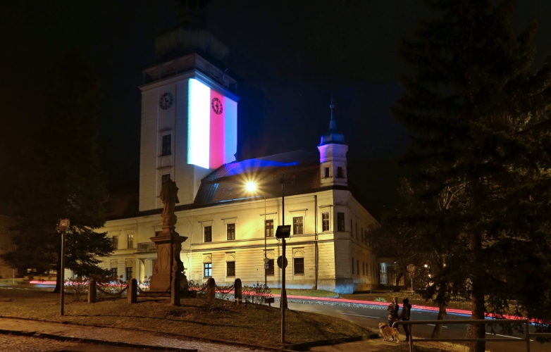 FOTOGALERIE: Osvětlená věž zámku připomenula listopad 1989